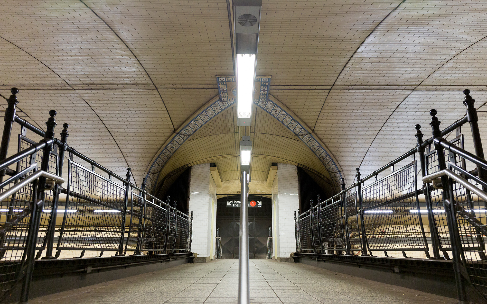 Upper mezzanine at 168th Street