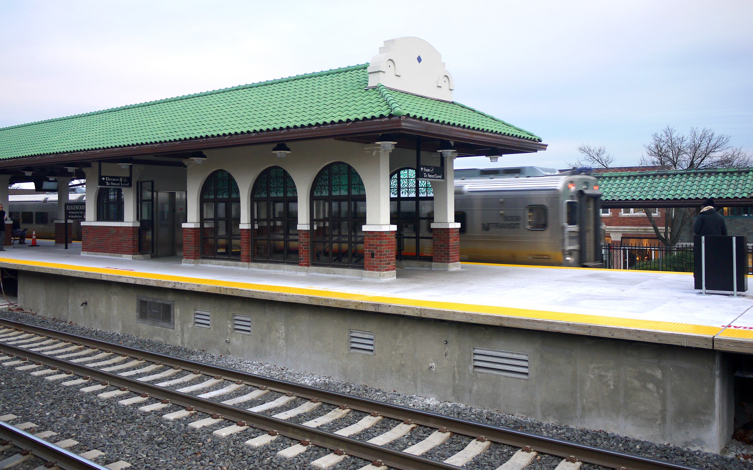 Ridgewood Station tracks and platform